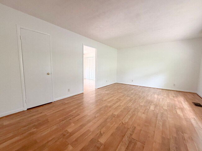 Foto del edificio - 2-Bedroom Home with Bonus Room & Large Wooden Deck | Pet-Friendly Near I-40 & City Lake