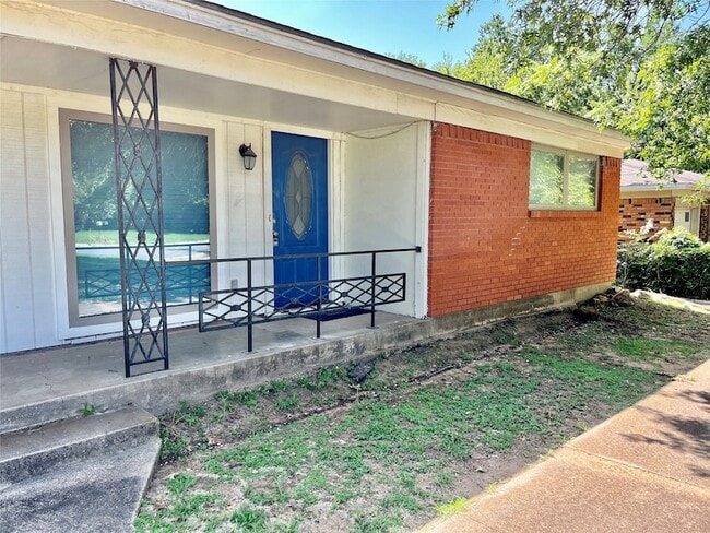 Building Photo - 2614 Denison St