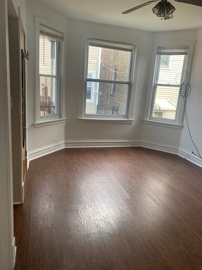 Foto del edificio - 3850 N Bernard St