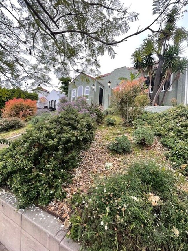 Building Photo - Stunning 4 bedroom 3 bath