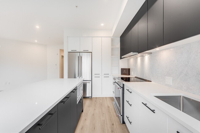 Building Photo - Effortless Living in the Heart of South Su...