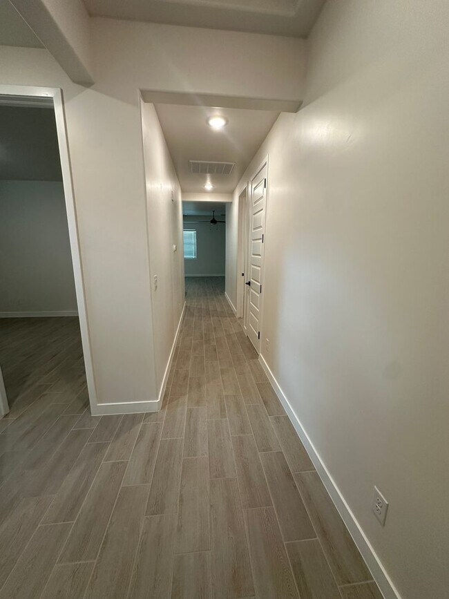 Foto del edificio - 1471 Cabin Creek Ave