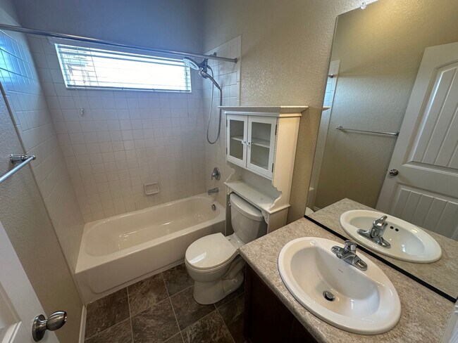 Foto del edificio - 5 Bed 3 bath house in Banning Lewis!