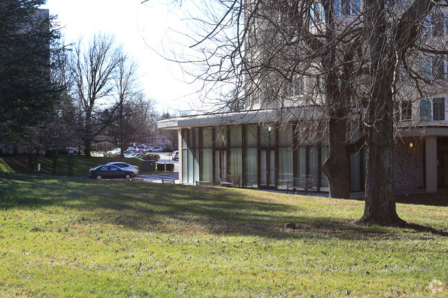 Building Photo - Weinberg Manor East