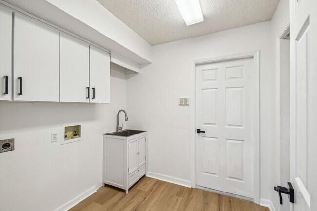 Foto del edificio - 9286 Butler Blvd
