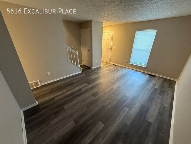 Foto del edificio - 5616 Excalibur Pl