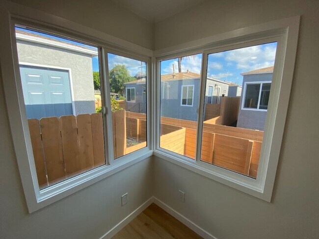 Foto del edificio - One-Bedroom, One-Bath - Brand New / Washer/Dryer / Fenced-In Yard - $2,295