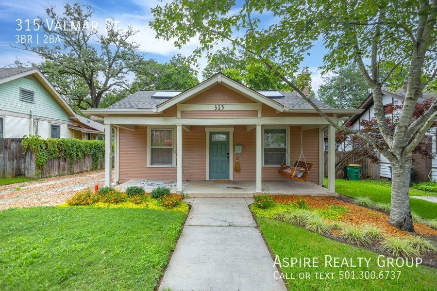 Primary Photo - Adorable, Updated Bungalow in Stifft Stati...