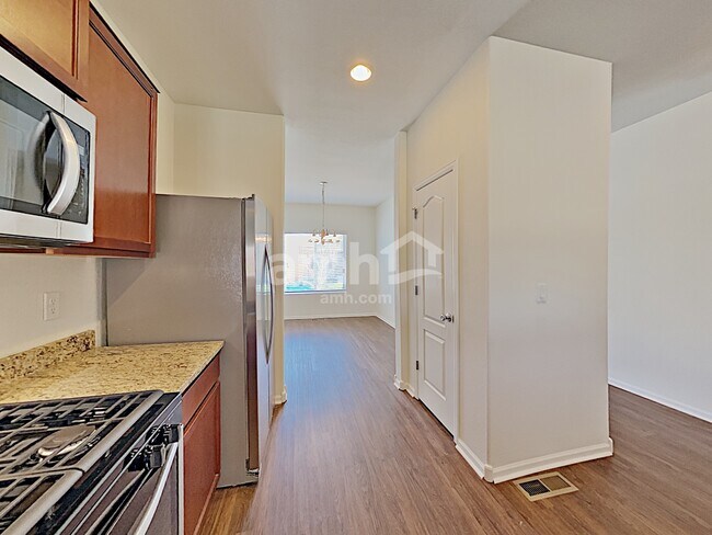 Building Photo - 551 Reserve Ave