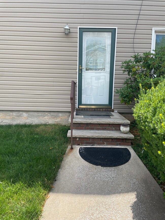 Building Photo - 694 Maguire Ave