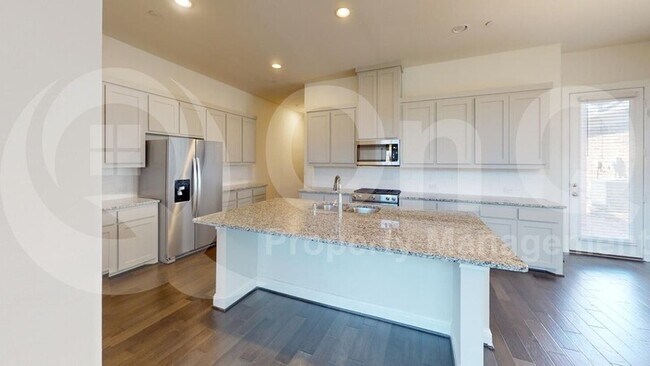 Foto del edificio - 4929 Shore Crest Dr