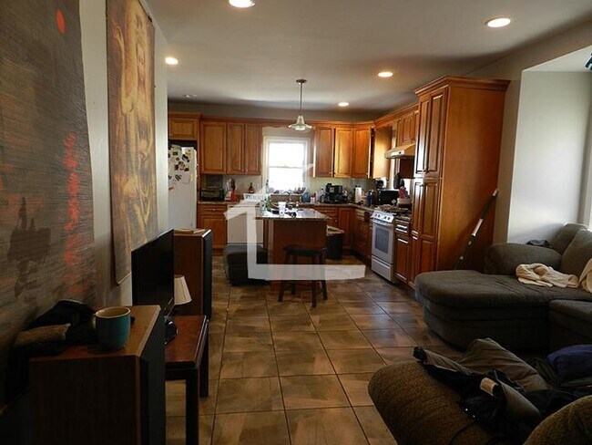 Building Photo - Large Apartment in Allston, Students Welco...