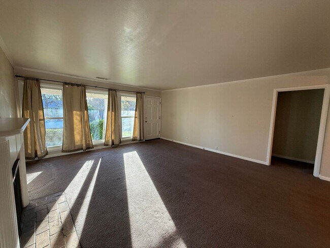 Foto del edificio - Spacious 2 bed 1 bath available now!