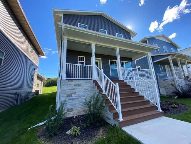 Building Photo - 4 bed, 3.5 Bath Single Family Home (Middle...