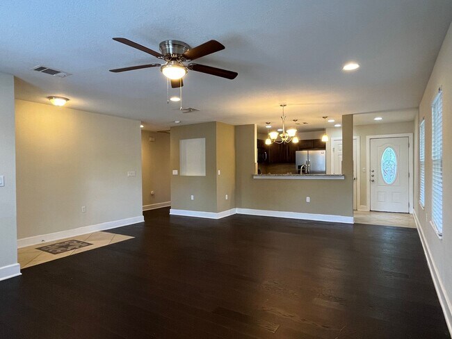 Building Photo - 3 Bedroom, 2 Bathroom Close to Downtown