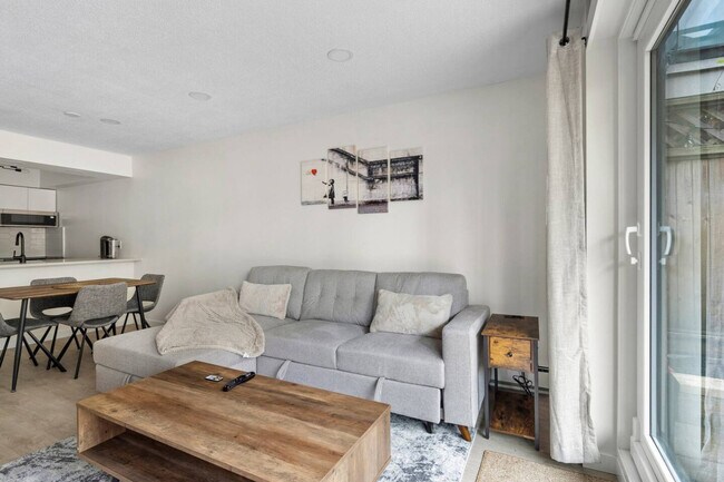 Photo du bâtiment - 360 E 2nd St