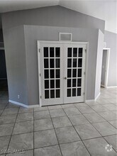 Building Photo - 1421 SW 19th Ave
