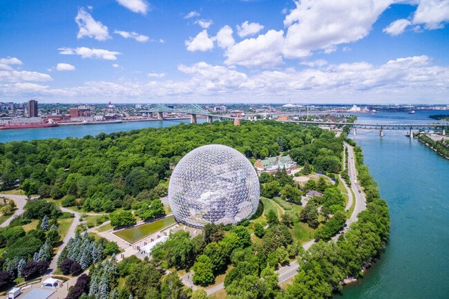 Une vue aérienne de la ville avec la Biosphère et le fleuve Saint-Laurent.