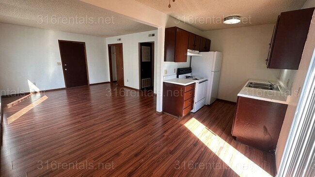 Foto del edificio - $875 - 2 bed 1 bath - Second floor Apartment
