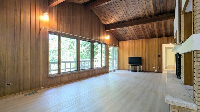 Foto del edificio - 2030 Crestwood Ln