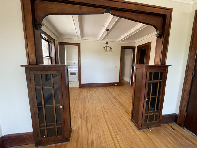 Knox 2 Bedroom Dining Area - Knox and Lagoon Apartments