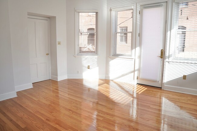 Foto del edificio - Lavish 1 BR/1 BA Condo in Logan Circle!