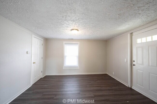 Building Photo - "Charming 2-Bed Apartment with 600 Sq Ft of Comfort in Greenfield, IN!"