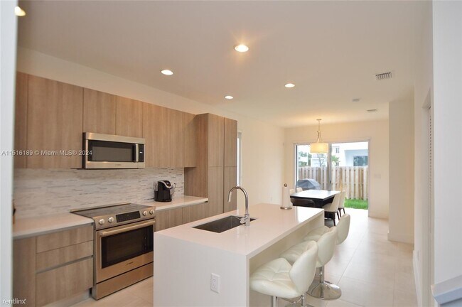 Building Photo - 3 br, 3 bath House - 10220 NW 72nd Ter # 1...