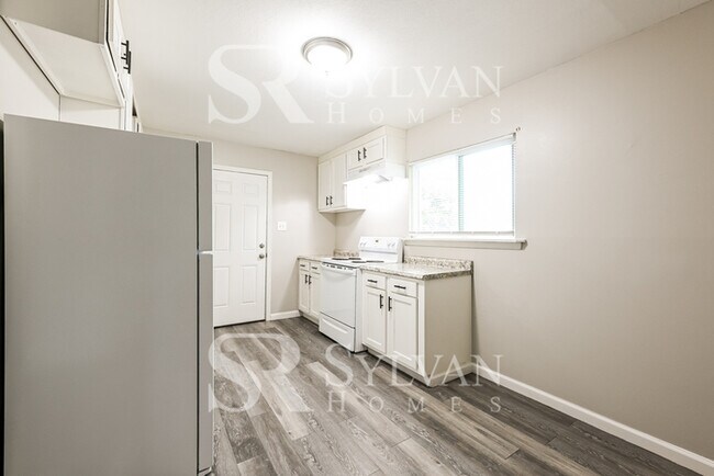 Building Photo - Fall in love with this 3 BR, 1 BA home