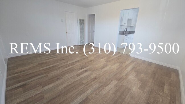 Foto del edificio - Detached Front House with Laundry Hookups and Garage Parking