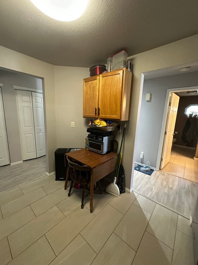 Building Photo - Amazing Ground Level 2 Bedroom!