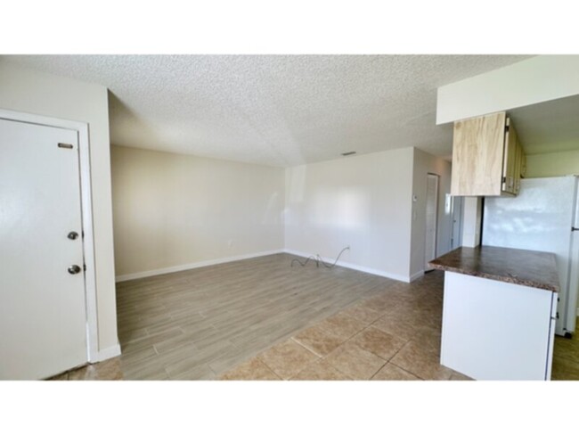 Building Photo - 2 Bedroom 2 Bath Condo! Convenient Locatio...