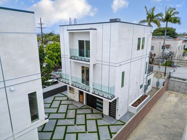 Foto del edificio - 4559 W 18th St