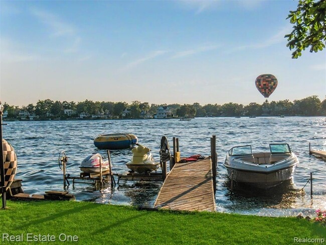 Building Photo - 121 N Shore Dr