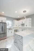 Building Photo - 2209 Dreer St