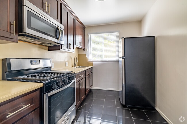 1 habitación, 1 baño, 550 pies cuadrados, cocina - 1760 El Cerrito PL.