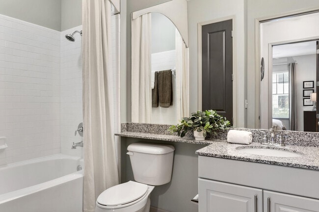 Experimente la elegancia moderna en este espacio de baño bellamente diseñado. - Rowe Vinings