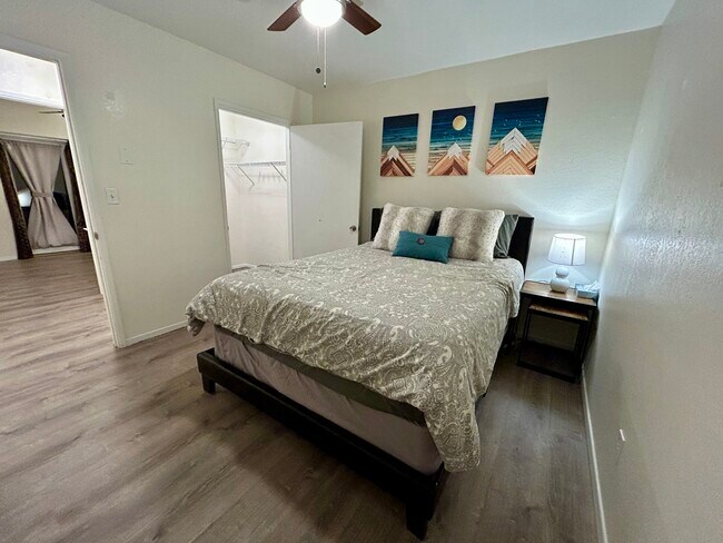 Cama tamaño queen - 4234 E Western Dr