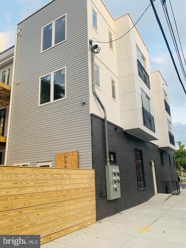 323 W Berks St Unit 2, Philadelphia, PA 19122 Room for Rent in