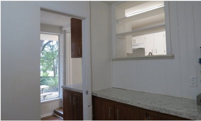 Foto del edificio - 1725 Sharon Rd