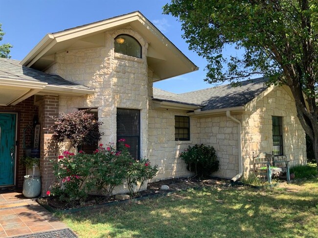 Building Photo - 653 Maplewood Dr