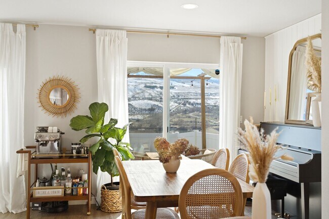 Foto del edificio - 3 bedrooms, 2 baths, and a 2-car garage East Wenatchee