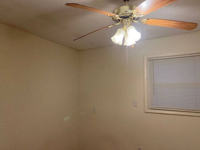 Building Photo - LARGE 3 BEDROOM 2 FULL Bath LOWER LEVEL