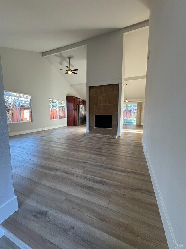 Building Photo - 2562 Vine Hill Dr
