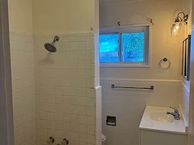 Building Photo - Clean, spacious, and comforting 3 bedroom ...