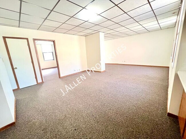 Foto del edificio - Spacious 2 bed in Charming Building