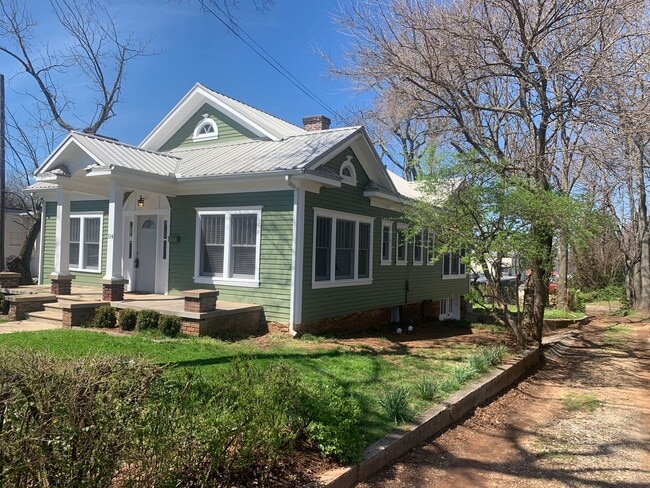 Building Photo - 2 Bed House with 1 Bonus Room! Walking dis...