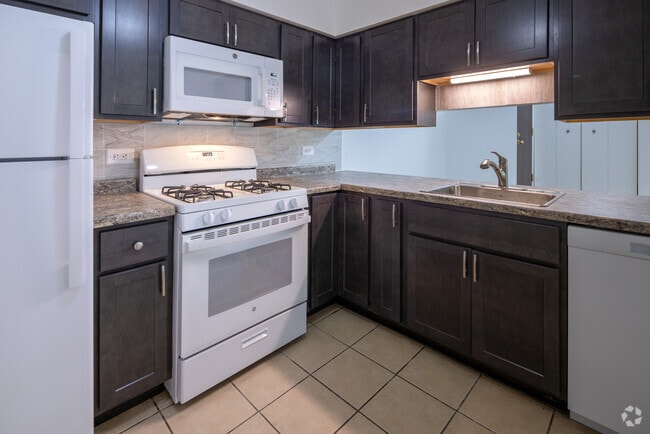 2BR, 1BA - 954SF - Kitchen - Pebbleshire Apartments