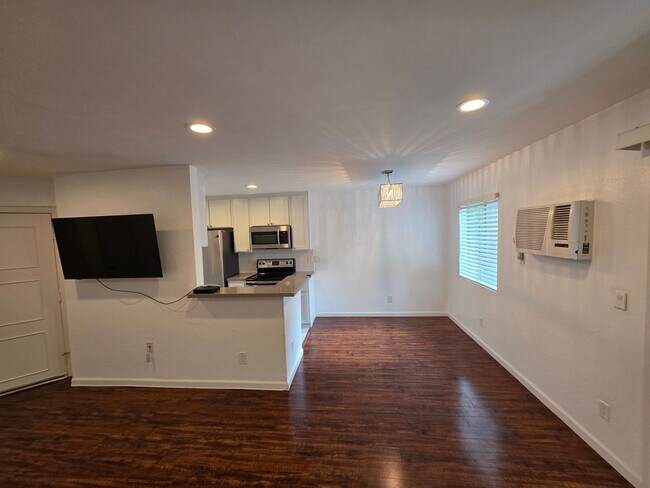 Foto del edificio - 1351 N Orange Dr