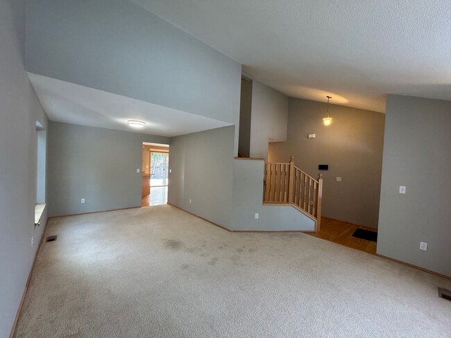 Foto del edificio - Quiet 4 bed, 2.5 bath home in Maplewood on...